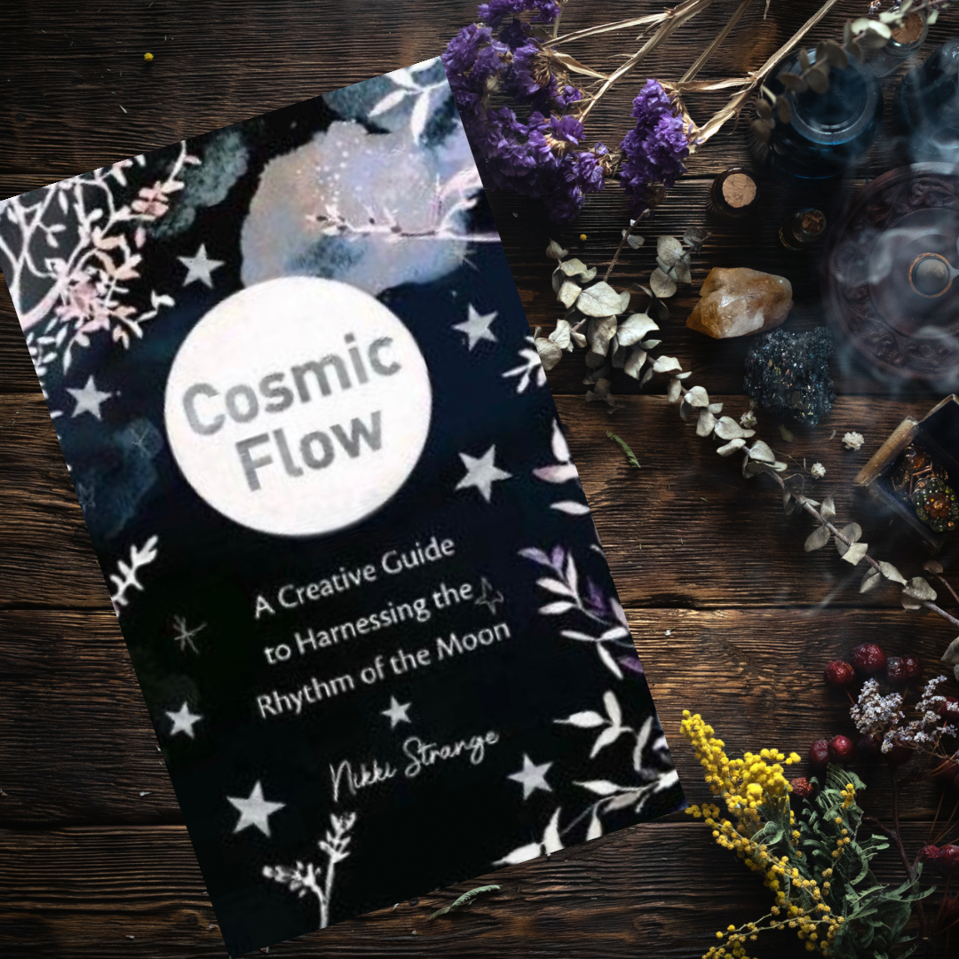 Cosmic Flow: A creative guide to harnessing the rhythm of the moon - Nikki Strange